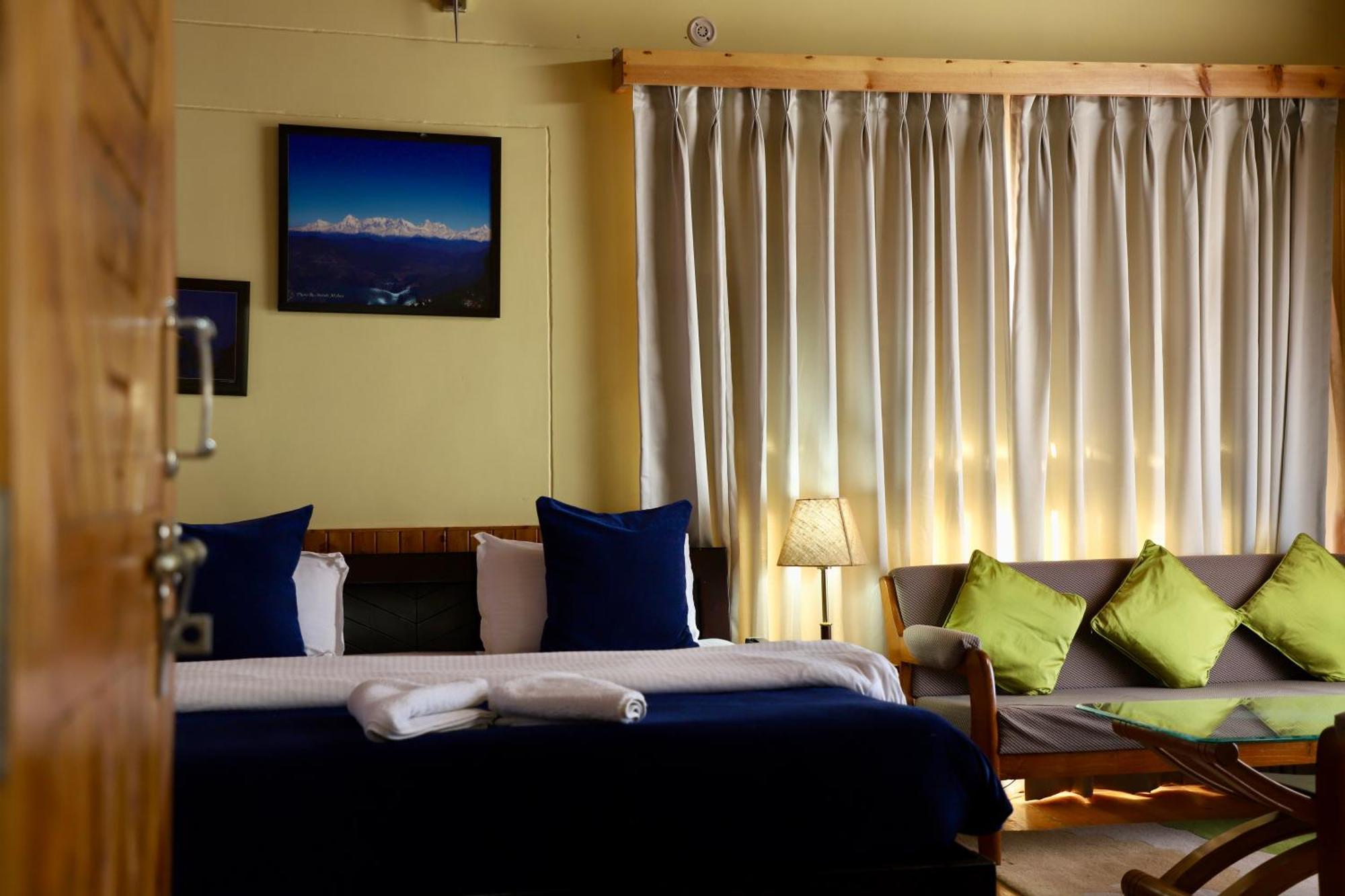 Kasar Himalaya Holiday Resort, Binsar Rd Алмора Екстер'єр фото
