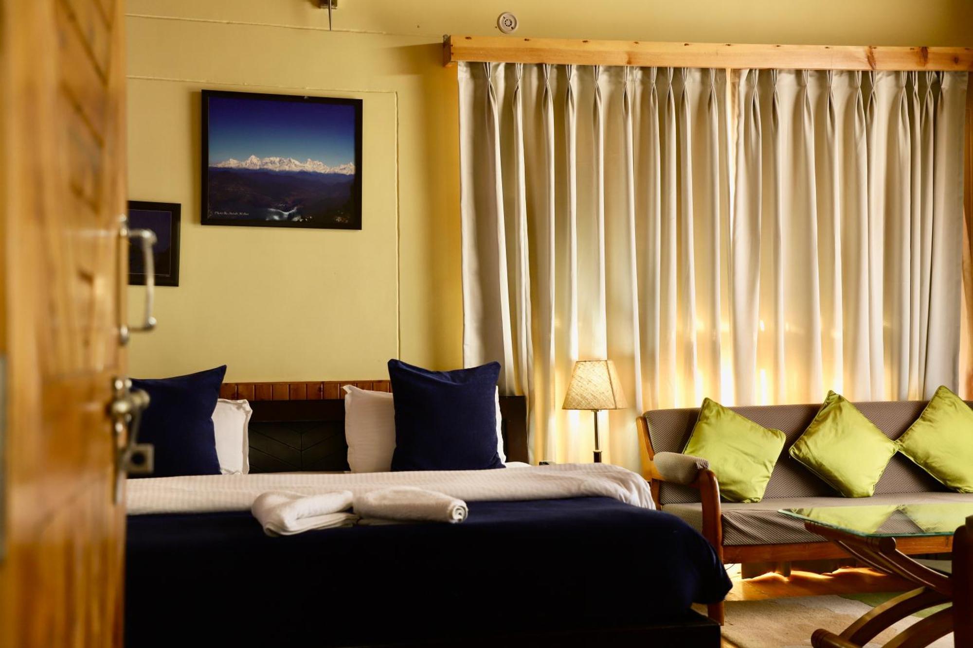 Kasar Himalaya Holiday Resort, Binsar Rd Алмора Екстер'єр фото